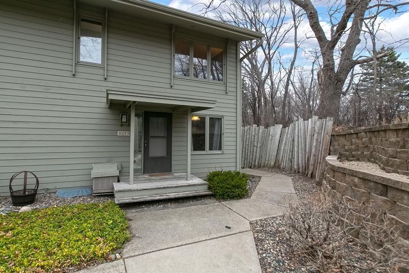 10213 Scarborough Rd, Bloomington, MN 55437