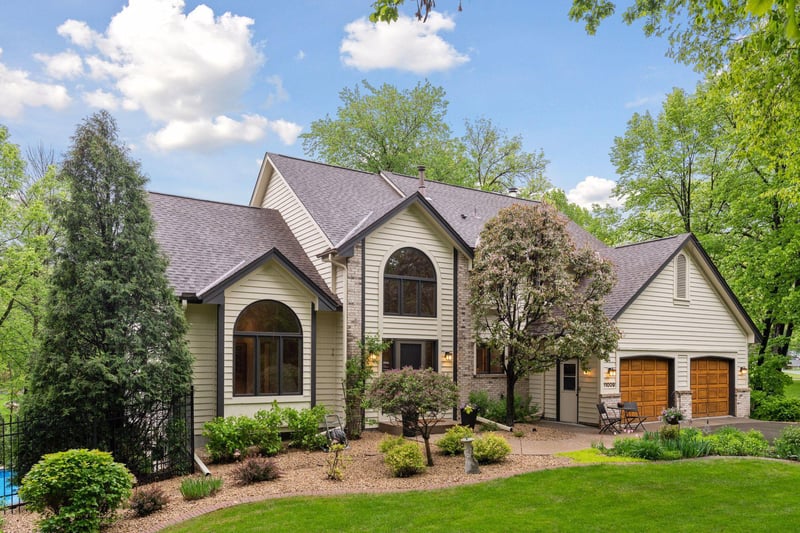 11009 Glen Wilding Ln, Bloomington, MN 55431