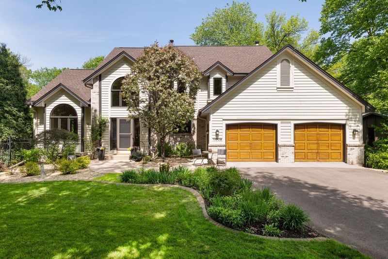 11009 Glen Wilding Ln, Bloomington, MN 55431