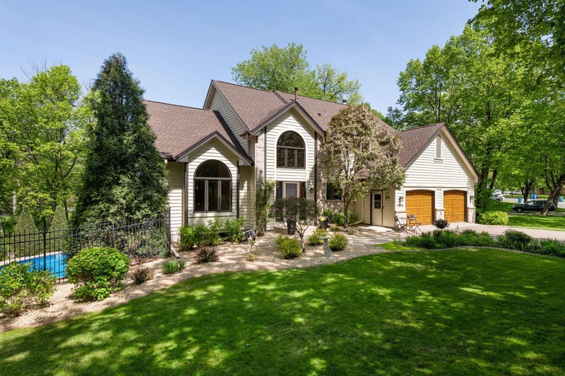 11009 Glen Wilding Ln, Bloomington, MN 55431