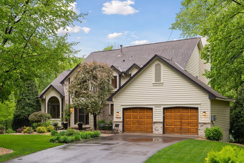 11009 Glen Wilding Ln, Bloomington, MN 55431