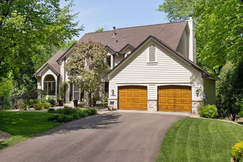 11009 Glen Wilding Ln, Bloomington, MN 55431