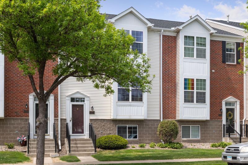 8013 Stratford Cir S, Shakopee, MN 55379