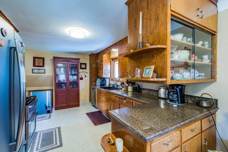 2576 Southlawn Dr, Maplewood, MN 55109