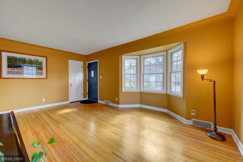 668 Sue Pl, Saint Paul, MN 55116