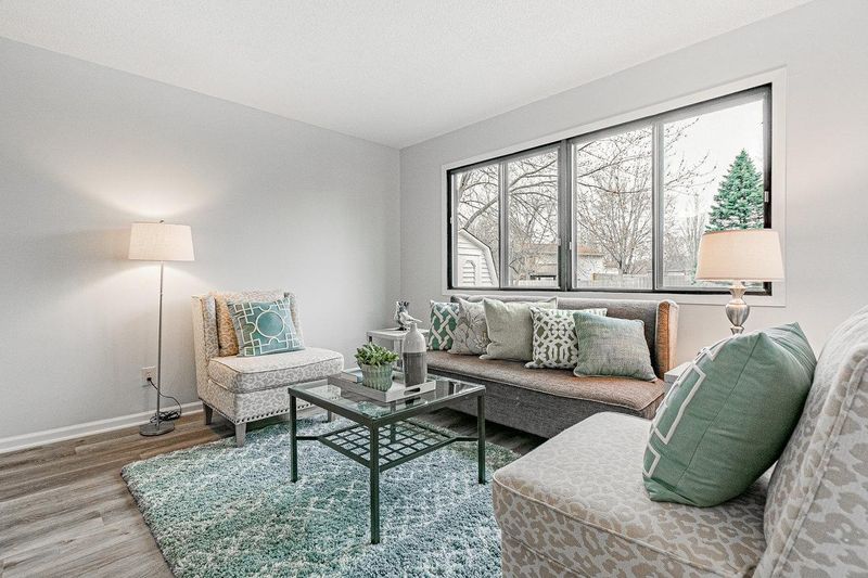 15605 Hallmark Pa, Apple Valley, MN 55124