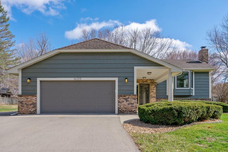 16205 Black Oaks Ln, Minnetonka, MN 55391