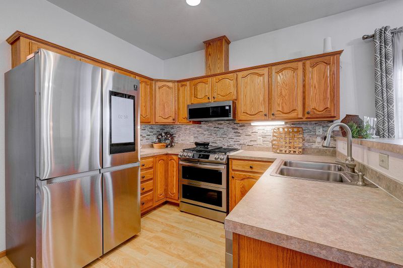 2883 Faulkner Dr, Chaska, MN 55318