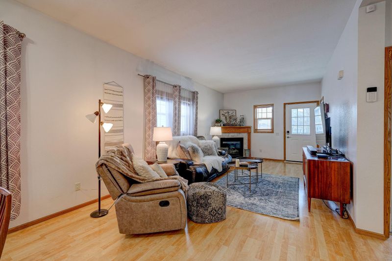 2883 Faulkner Dr, Chaska, MN 55318