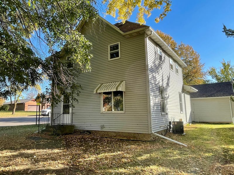 308 3rd St, Lucan, MN 56255