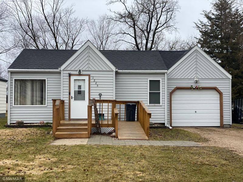 1225 Arnold Ave N, Thief River Falls, MN 56701