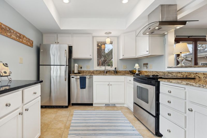 989 Carlton Dr, Shoreview, MN 55126