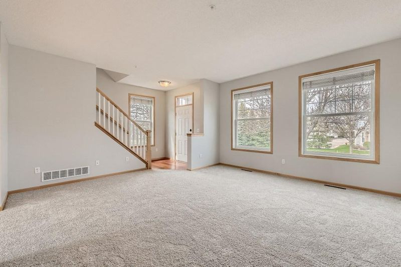 2071 Clover Ridge Dr, Chaska, MN 55318