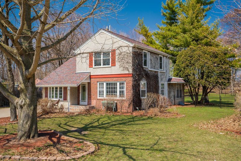 1027 Sherren St W, Roseville, MN 55113