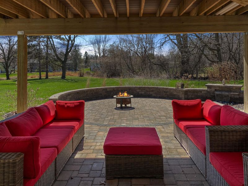 9440 Thomas Rd, Bloomington, MN 55431