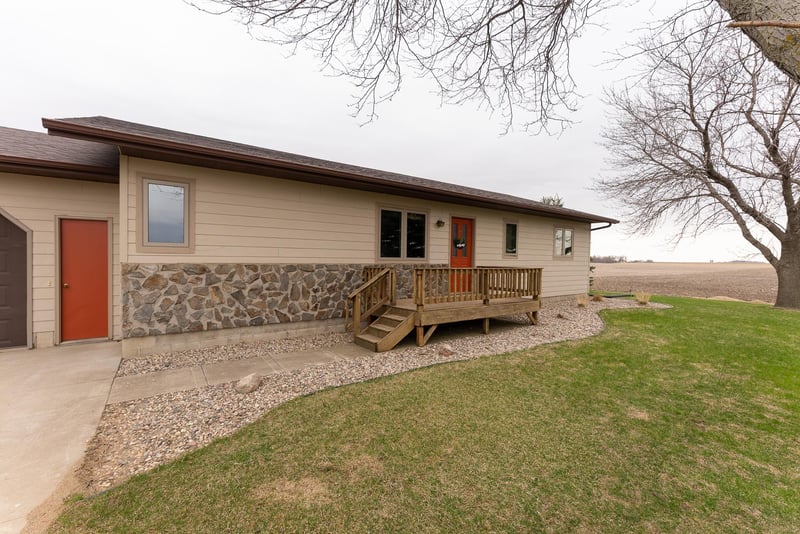178 40th Ave, Hills, MN 56138