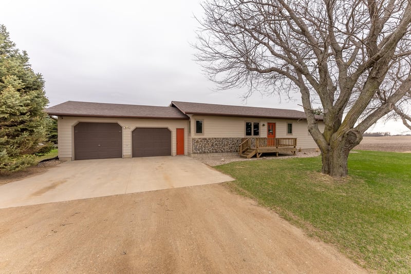 178 40th Ave, Hills, MN 56138