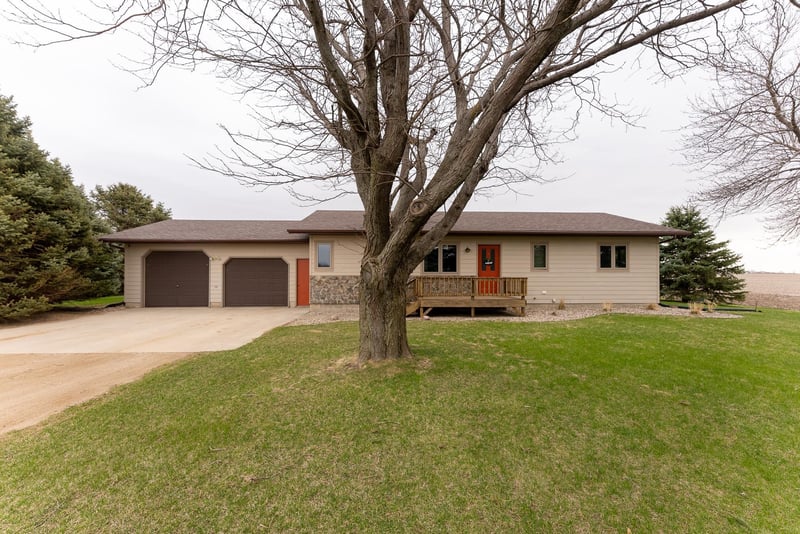 178 40th Ave, Hills, MN 56138