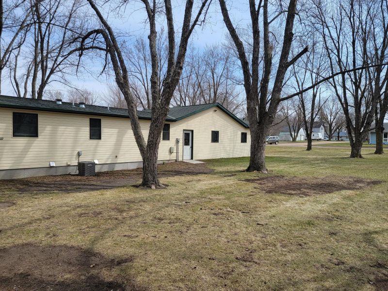 93 12th St, Windom, MN 56101