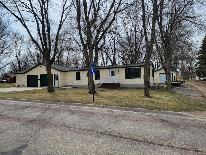 93 12th St, Windom, MN 56101