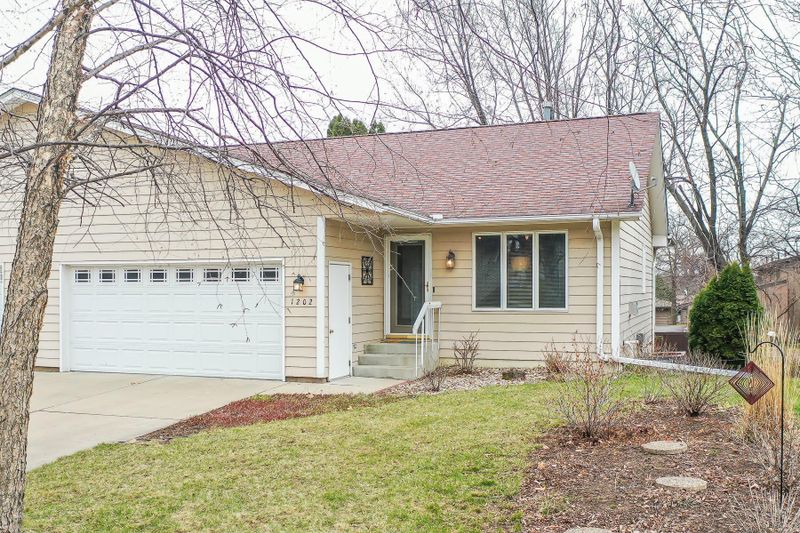 1202 Lia Dr, Northfield, MN 55057
