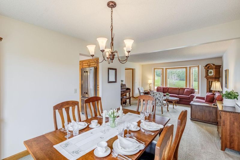 728 Ashley Dr, Chaska, MN 55318