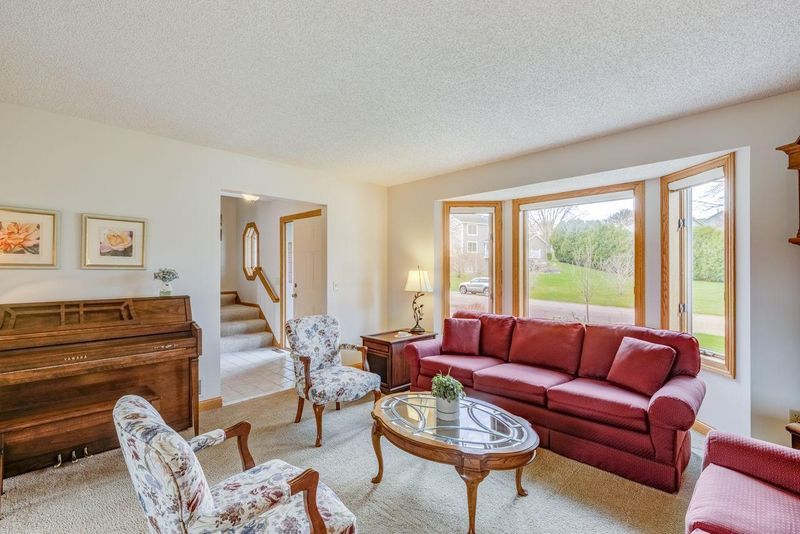 728 Ashley Dr, Chaska, MN 55318