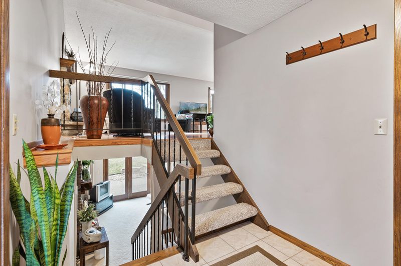 5449 Hyland Courts Dr, Bloomington, MN 55437