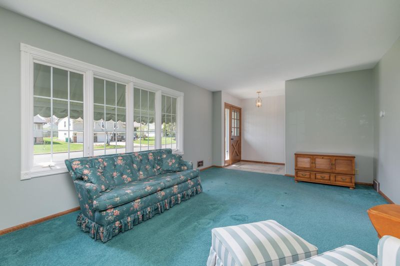 8657 Zenith Rd, Bloomington, MN 55431