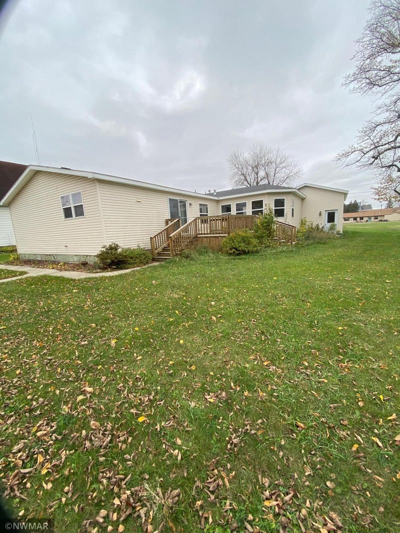 415 Elm Ave S, Hallock, MN 56728