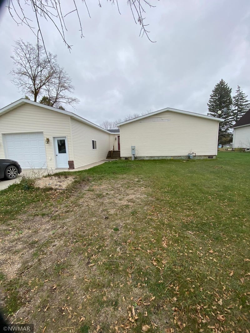 415 Elm Ave S, Hallock, MN 56728