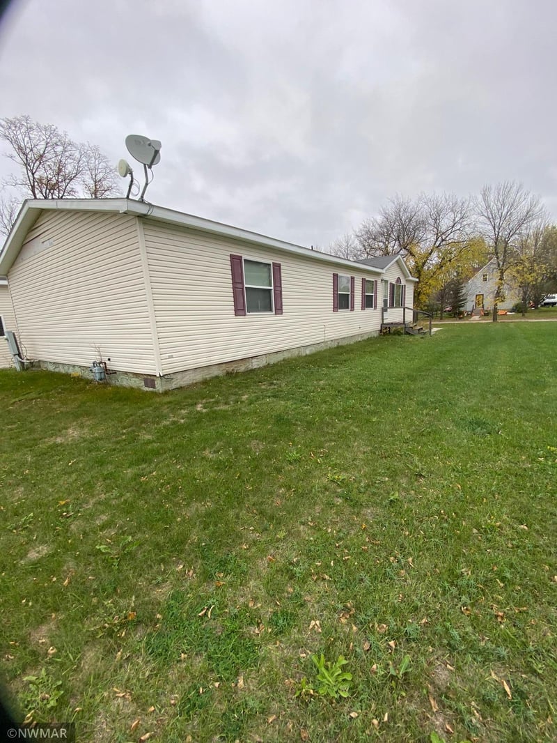 415 Elm Ave S, Hallock, MN 56728