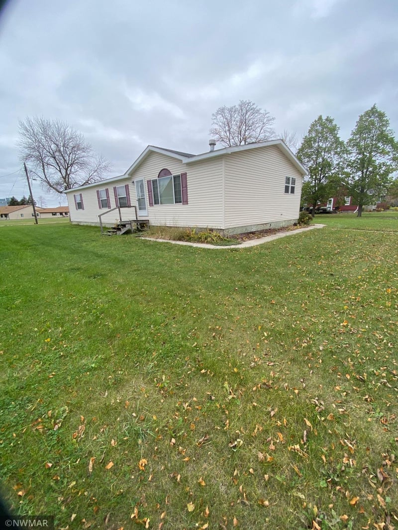 415 Elm Ave S, Hallock, MN 56728