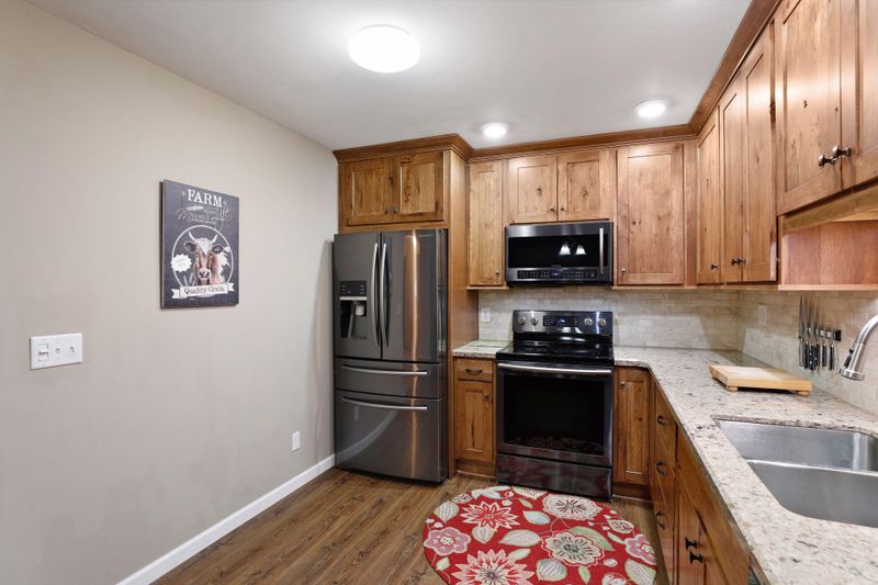 3441 Highlander Dr, Eagan, MN 55122