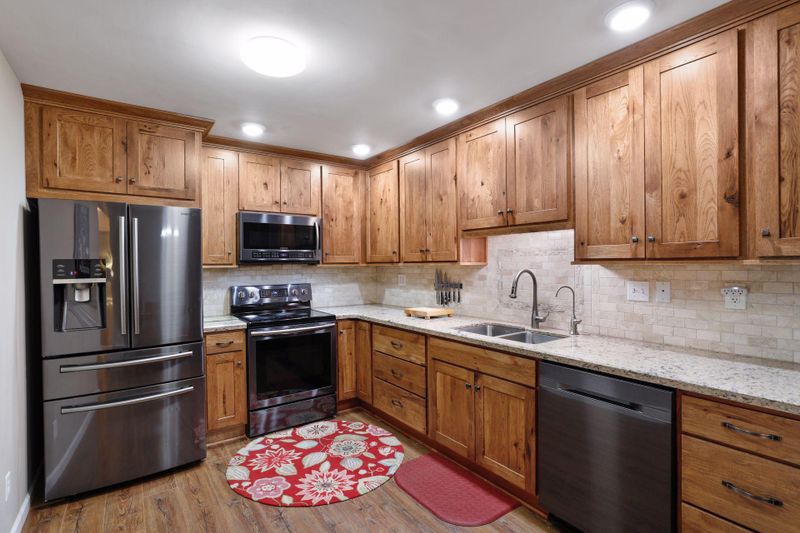 3441 Highlander Dr, Eagan, MN 55122
