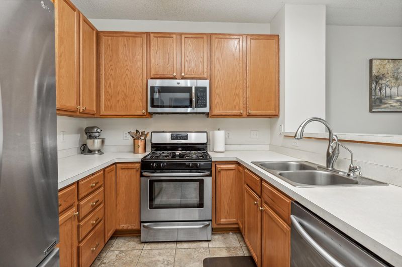 1027 Traditions Ct, Chaska, MN 55318