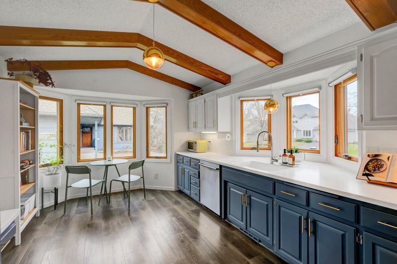 303 Oak Hill Dr, Shoreview, MN 55126