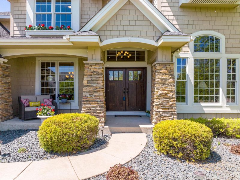 21806 Pine Tree Cir, Lakeville, MN 55044