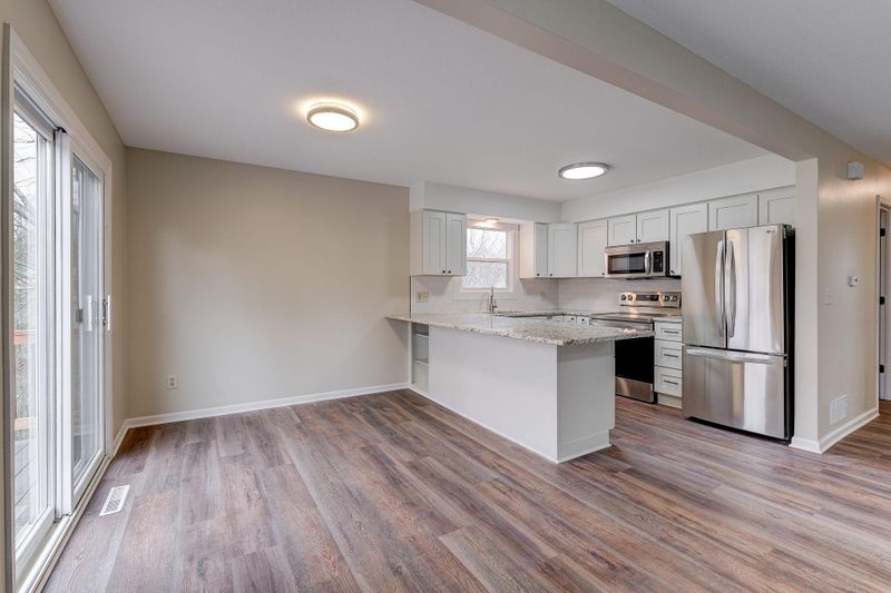 255 Hallam Ct, Mahtomedi, MN 55115