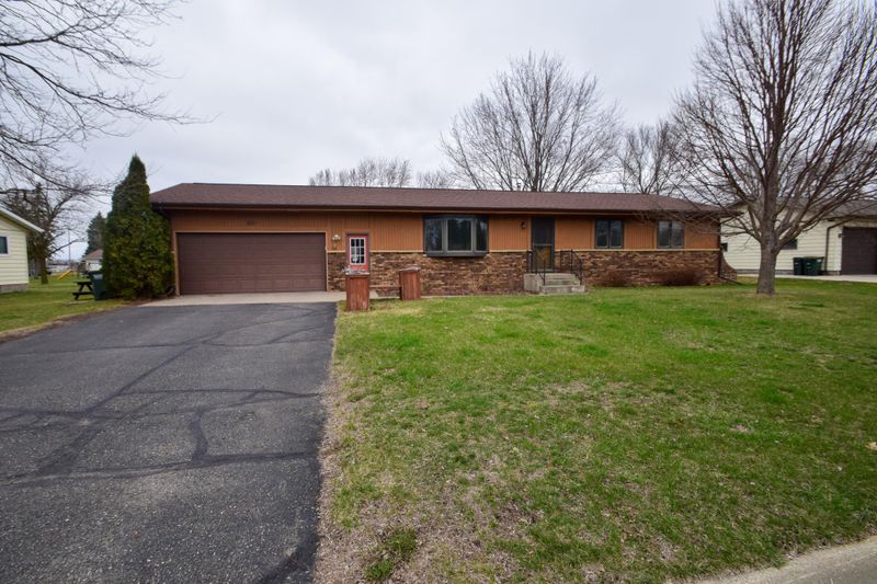 650 Elm St, Paynesville, MN 56362