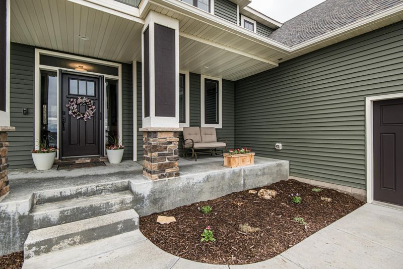 901 Golfview Ave, Zumbrota, MN 55992