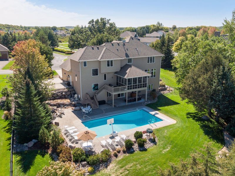 8510 Kelzer Pond Dr, Victoria, MN 55386