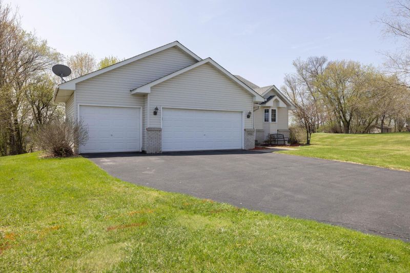 8761 Autumn Oaks Dr, Rockford, MN 55373