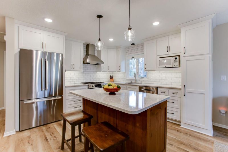 10475 Buckingham Dr, Eden Prairie, MN 55347