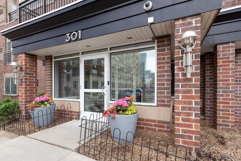 301 Oak Grove St #501, Minneapolis, MN 55403