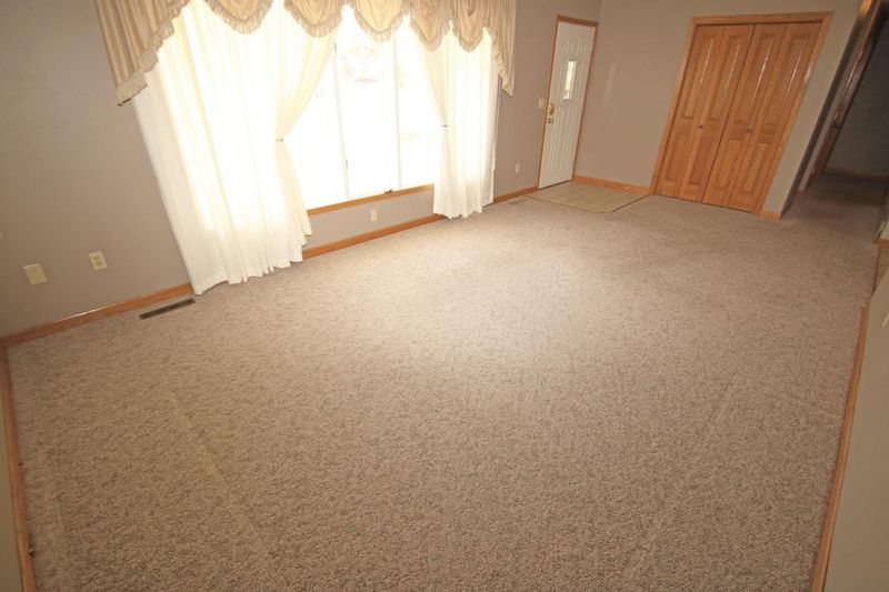 495 N Park Ave, Le Center, MN 56057