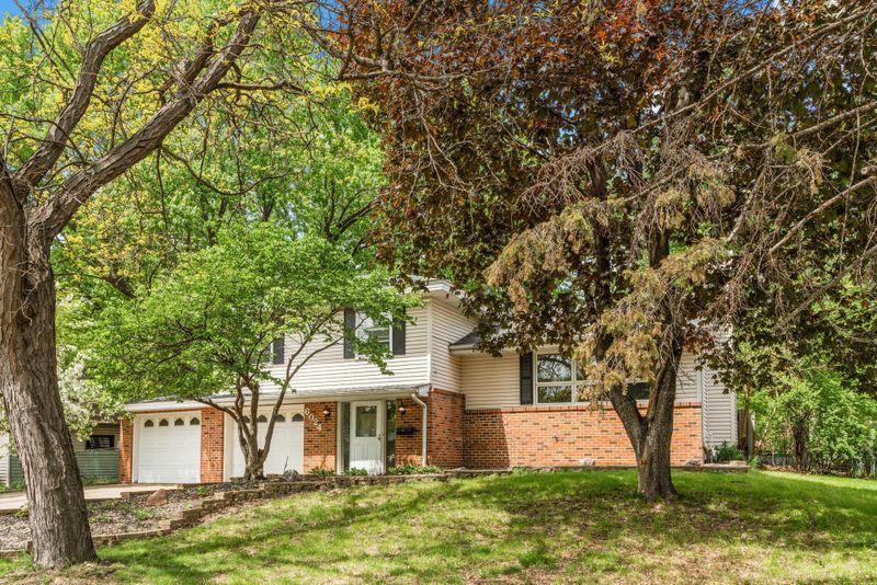 6024 Bethia Ln, Brooklyn Park, MN 55429