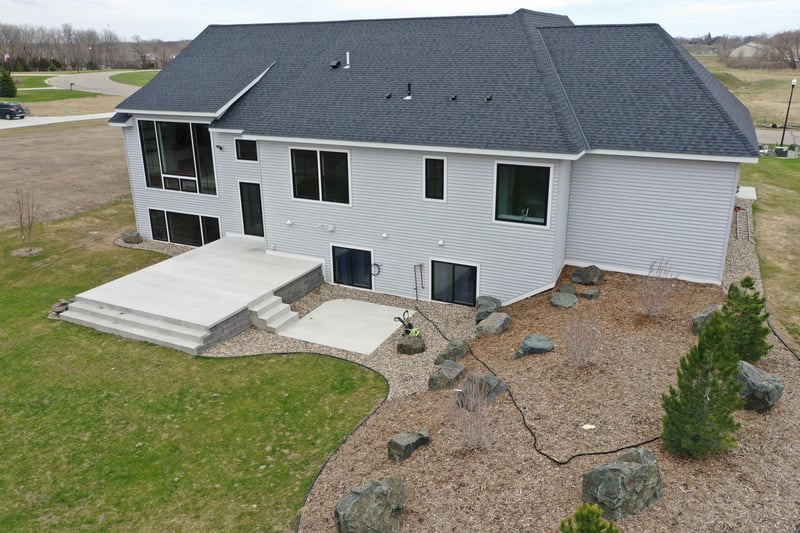 635 W River Dr, New London, MN 56273