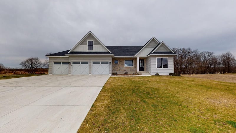635 W River Dr, New London, MN 56273