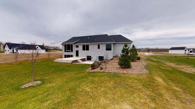 635 W River Dr, New London, MN 56273